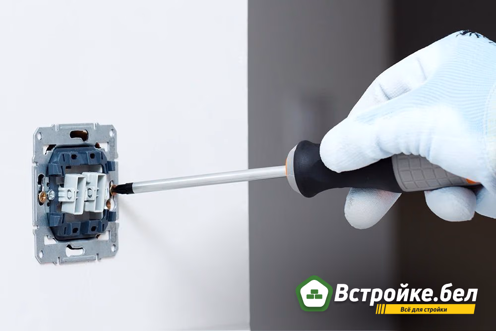 Как закрутить винты на распорных лепестках розетки.jpg
